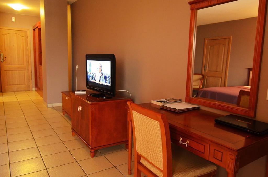 Mensvic Grand Hotel Accra Room photo