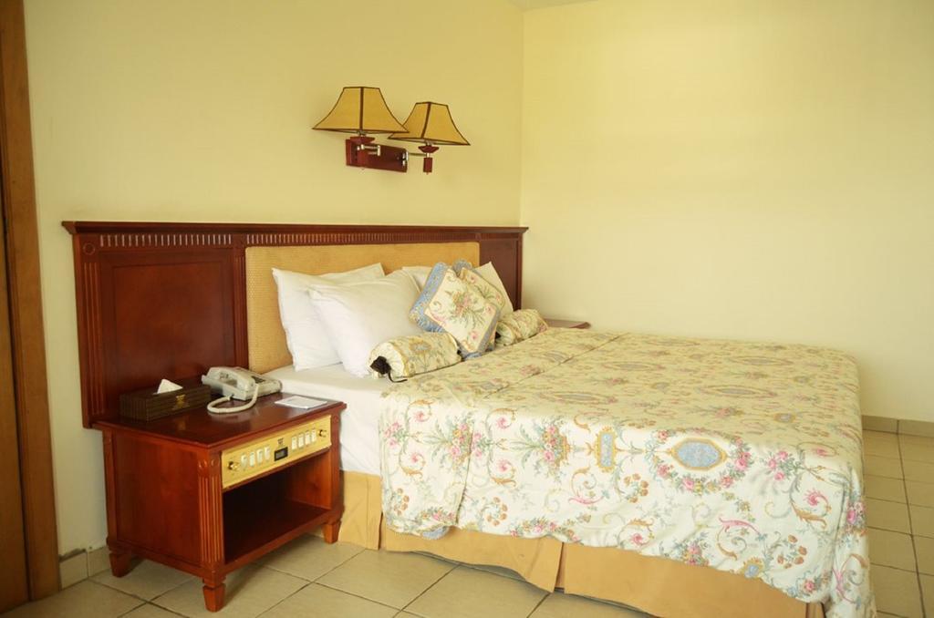 Mensvic Grand Hotel Accra Room photo